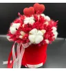 композиция из сухоцветов с хлопком в красной бархатной коробке с декоративными сердцами
