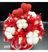 композиция из сухоцветов с хлопком в красной бархатной коробке с декоративными сердцами
