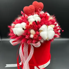 композиция из сухоцветов с хлопком в красной бархатной коробке с декоративными сердцами
