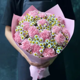 букет из розовых гвоздик и белых ромашек