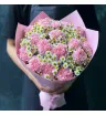 букет из розовых гвоздик и белых ромашек