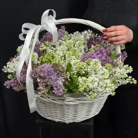 композиция из ландышей и сирени в корзине