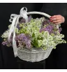композиция из ландышей и сирени в корзине