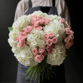 букет из белых гортензий и розовых кустовых роз