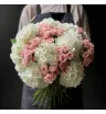 букет из белых гортензий и розовых кустовых роз