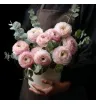 11 розовых ранункулюсов с эвкалиптом в коробке