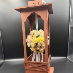 кремовые, жёлтые и розовые сухоцветы в деревянном фонаре