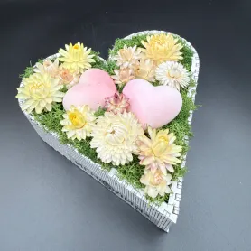 кремовые и розовые сухоцветы с зелёным мхом и декоративными сердцами в композиции