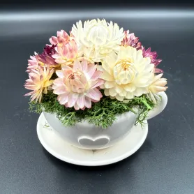 кремовые и розовые сухоцветы с зелёным мхом в белой чашке