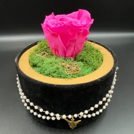 1 розовая роза с зелёным мхом и декоративным ключом в круглой шкатулке