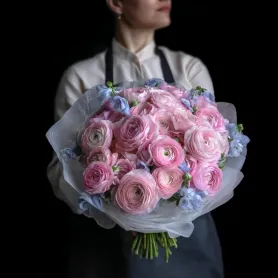 букет из розовых ранункулюсов и голубого оксипеталума