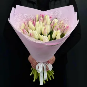 51 белый и розовый тюльпан &laquo;Нежный контраст&raquo; от интернет-магазина «Игнолия» в Люберцах