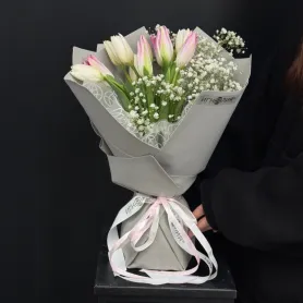 Букет из тюльпанов и гипсофилы &laquo;Тихий рассвет&raquo; от интернет-магазина «Игнолия» в Люберцах