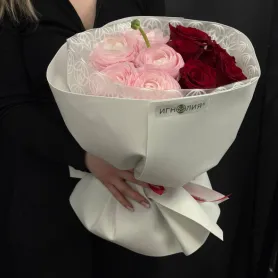 Букет из ранункулюсов и роз &laquo;Пудра и бархат&raquo; от интернет-магазина «Игнолия» в Люберцах