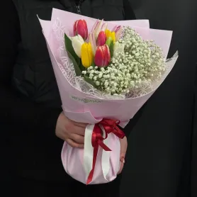 Букет из 11 тюльпанов и гипсофилы &laquo;Праздник в ладонях&raquo; от интернет-магазина «Игнолия» в Люберцах