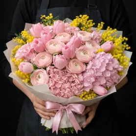 розовые ранункулюсы, розовые тюльпаны и розовая гортензия с жёлтой мимозой