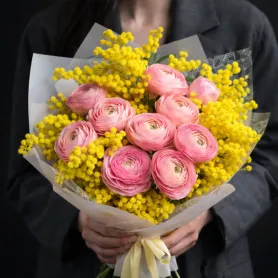 Букет из мимозы и розовых ранункулюсов