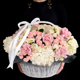 белые и розовые гортензии с розовыми кустовыми розами в корзине