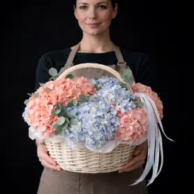 розовые и голубые гортензии с эвкалиптом в корзине