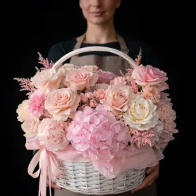 розовые и кремовые розы с розовой гортензией и гвоздиками, астильба в корзине