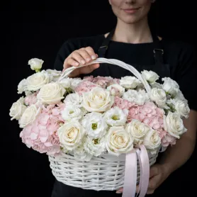 белые розы и розовая гортензия с белой эустомой в корзине
