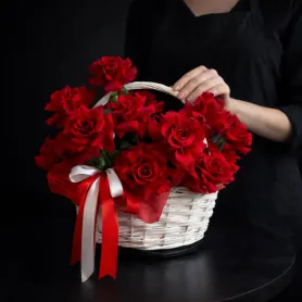 красные розы в белой корзине с красно-белой лентой