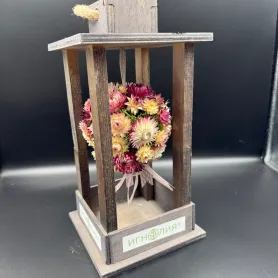 красные и кремовые сухоцветы в деревянном фонарике