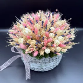 желтые колосья, розовый лагурус и лаванда в серой корзине
