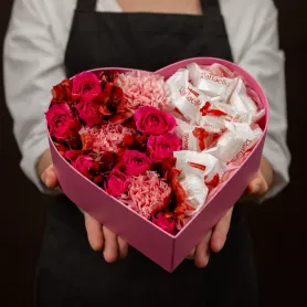розовые розы, красные альстромерии, розовые гвоздики и конфеты Raffaello в коробке в форме сердца