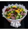 25 розовых, жёлтых, красных и белых альстромерий в светлой упаковке
