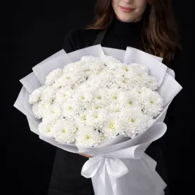 11 белых кустовых хризантем