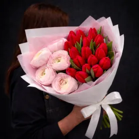 букет из красных тюльпанов и розовых ранункулюсов