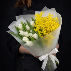 букет из белых тюльпанов и жёлтой мимозы