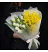 букет из белых тюльпанов и жёлтой мимозы