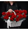 25 красных французских роз с эвкалиптом в корзине