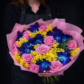 розовые розы, синие орхидеи и жёлтая мимоза