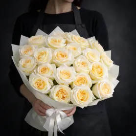 25 кремовых пионовидных роз Кэнди Лайт в букете
