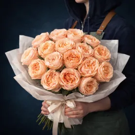 17 кремовых пионовидных роз Princess Crown