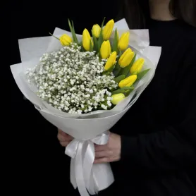 жёлтые тюльпаны и белая гипсофила