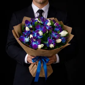 букет из фиолетовых орхидей и белых тюльпанов