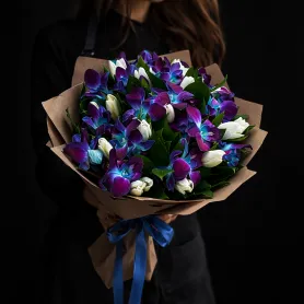 букет из фиолетовых орхидей и белых тюльпанов