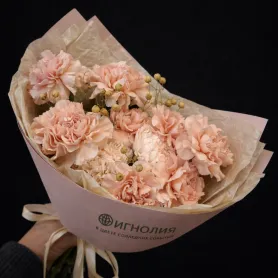 Букет из гвоздик и льна &laquo;Мягкая карамель&raquo; от интернет-магазина «Игнолия» в Люберцах