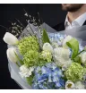 букет из голубых и зелёных гортензий, белых тюльпанов, белой гвоздики и декоративных веток