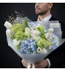 букет из голубых и зелёных гортензий, белых тюльпанов, белой гвоздики и декоративных веток