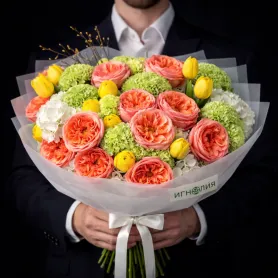 букет из оранжевых роз мандарин, жёлтых тюльпанов и белой гортензии