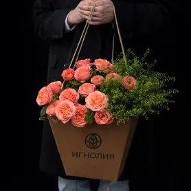 оранжевые розы с зеленью в коробке