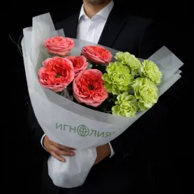 букет из коралловых роз и зелёных гвоздик