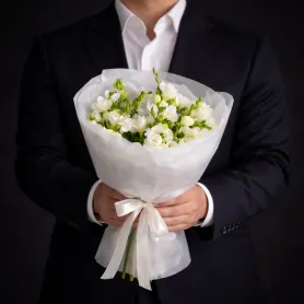 25 белых фрезий в букете