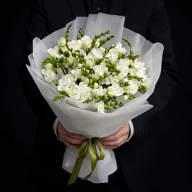 51 белая фрезия в букете