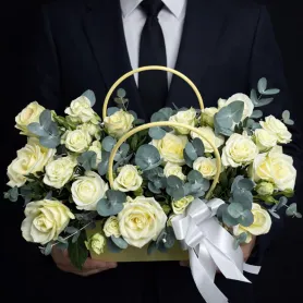 кремовые розы с эвкалиптом в сумочке